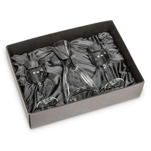 Reyna Carafe & Woodbridge Wine